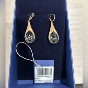 NIB Swarovski SIGNED CRYSTAL Gold DROP EARRINGS Purple/Blu LONG Crystal SINI/PRO